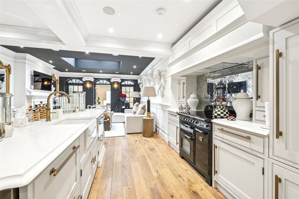 Property photo 2 of 18 Kitchen