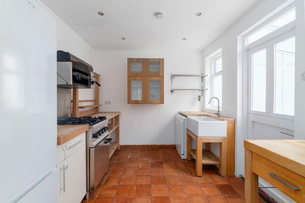 Property photo 3 of 19 Kitchen