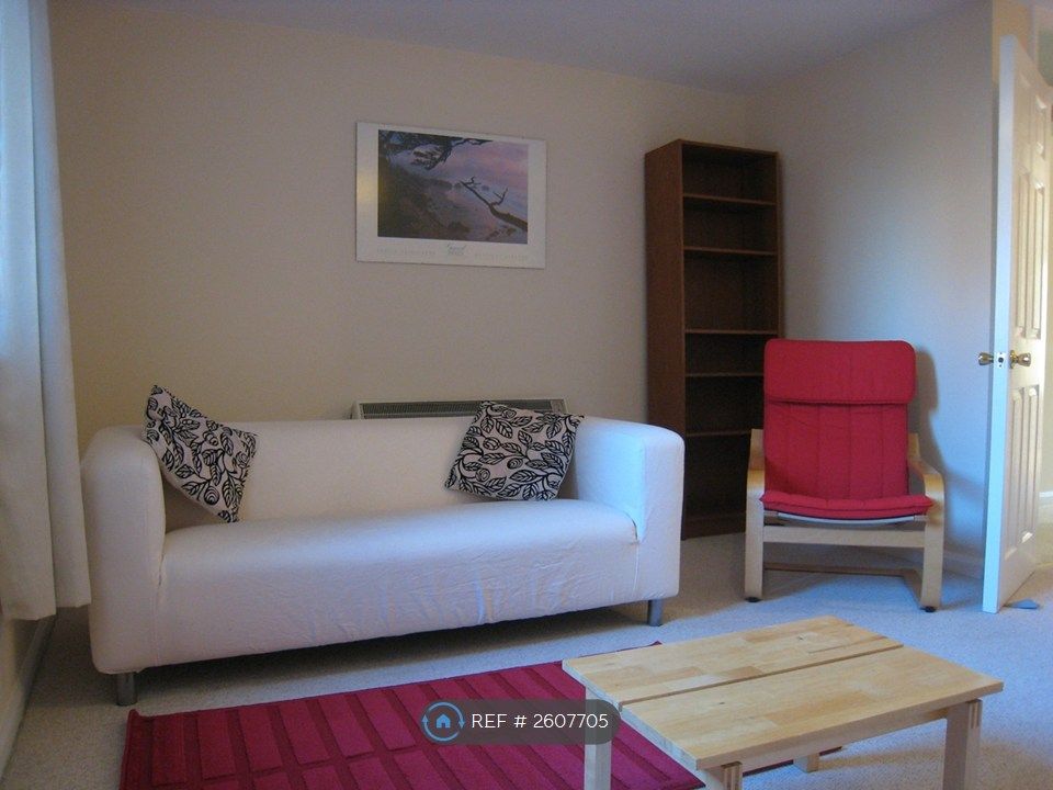 Property photo 3 of 11 Lounge