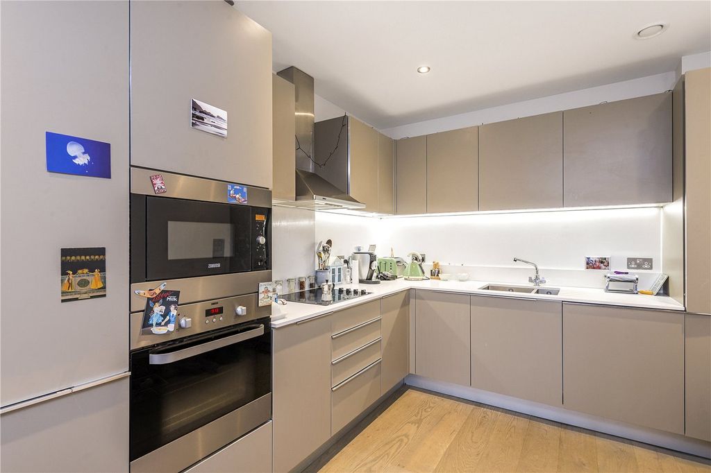 Property photo 3 of 8 Kitchen/Reception