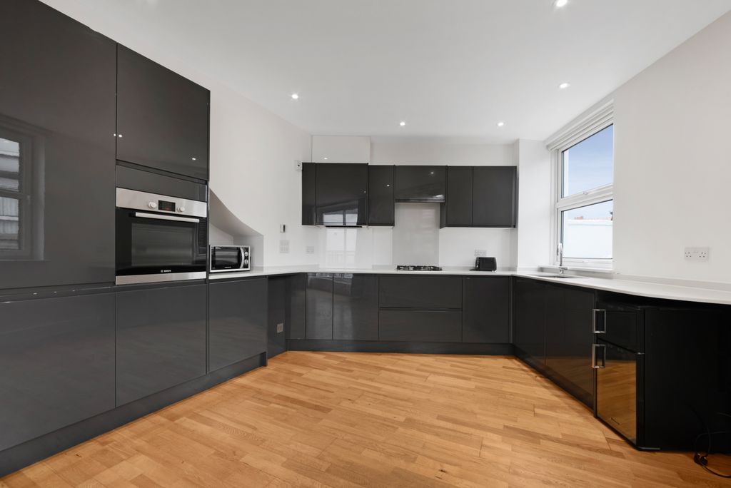 Property photo 3 of 10 Kitchen