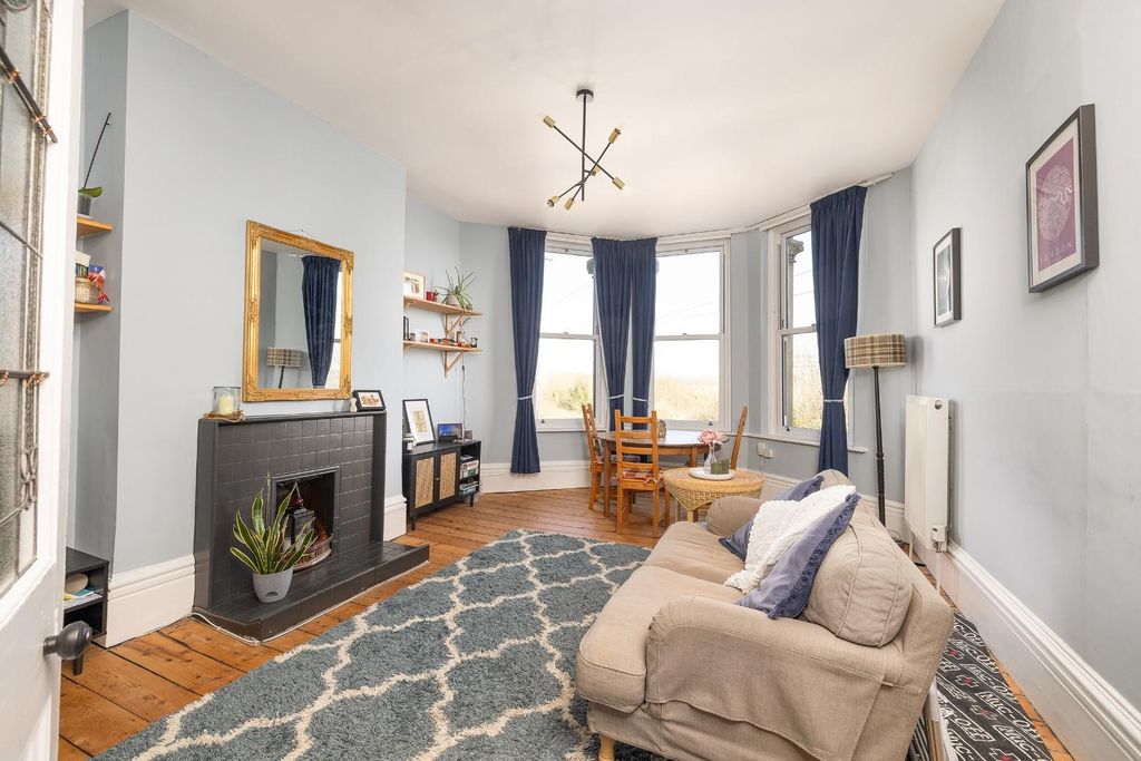 Property photo 3 of 17 Char8570.Jpg