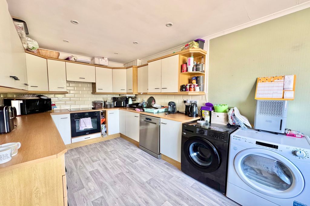 Property photo 3 of 10 Kitchen Diner