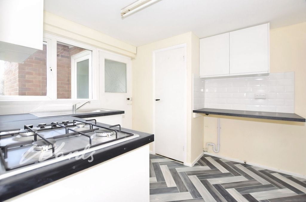 Property photo 3 of 10 060Dd774-Kitchen