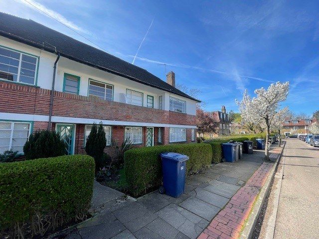 Property photo 1 of 5 Charming 2-Bedroom Garden Flat In Peaceful Residential Enclave, Denison Close, London N2