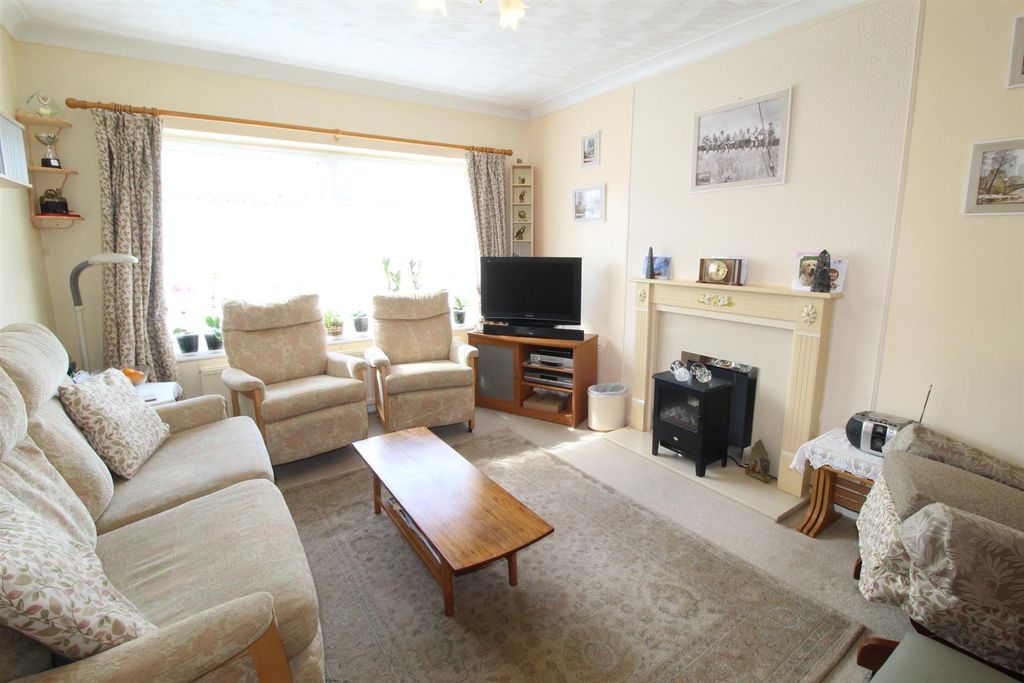 Property photo 3 of 14 Lounge