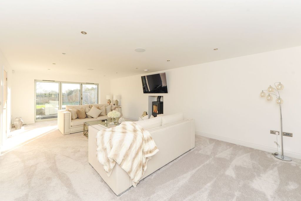 Property photo 2 of 32