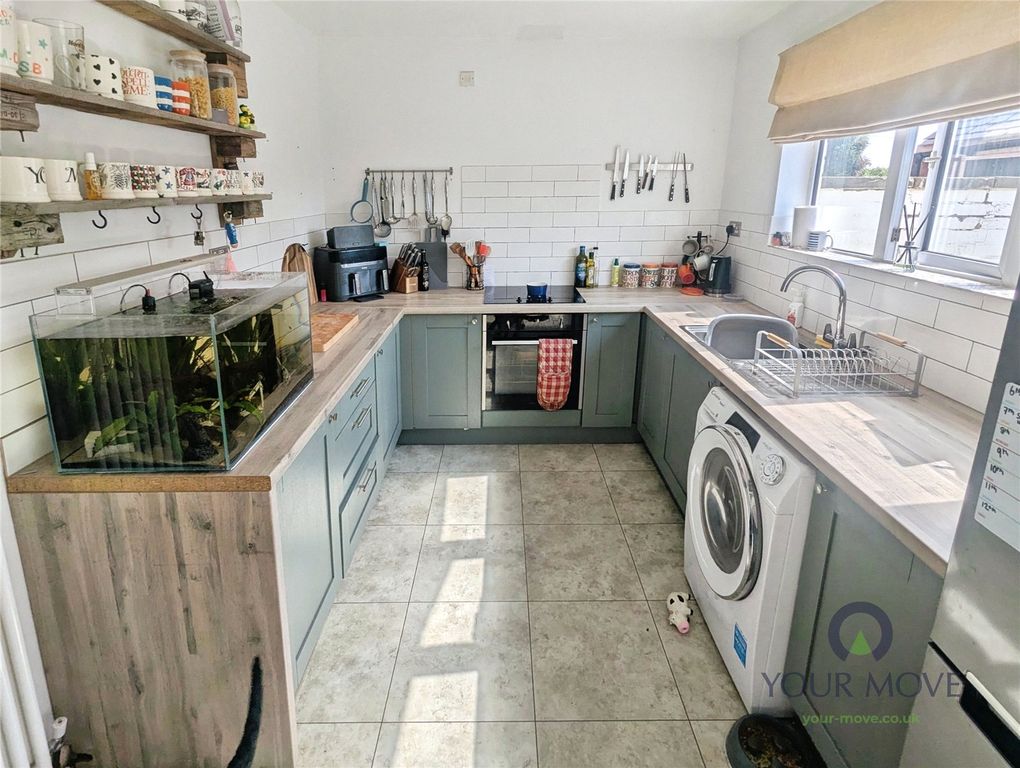 Property photo 3 of 18 Kitchen