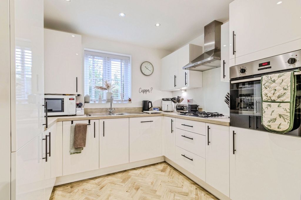 Property photo 3 of 16 Kitchen
