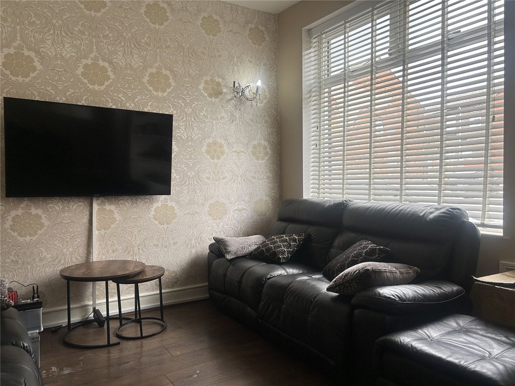 Property photo 2 of 18 Lounge