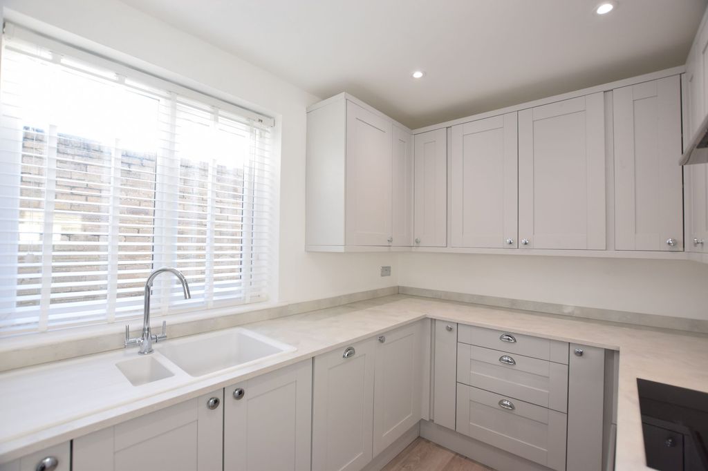 Property photo 2 of 10 Kitchen