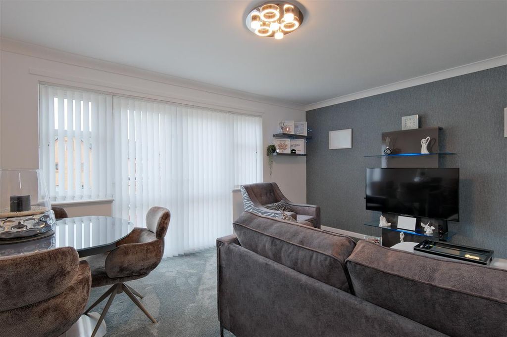 Property photo 3 of 19 Lounge