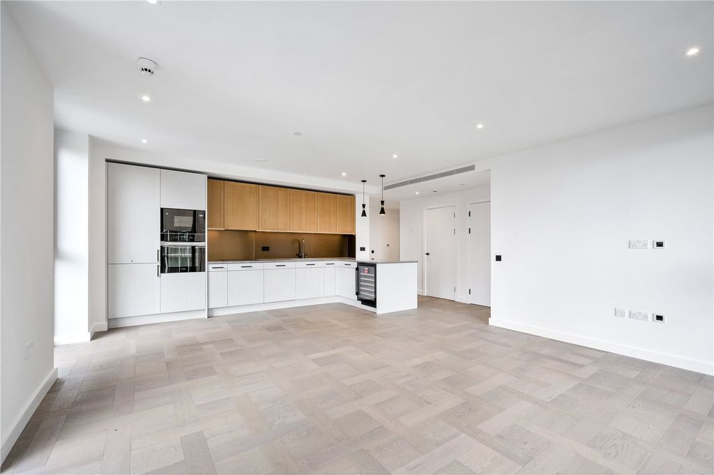 Property photo 3 of 15 Boxwood Gardens