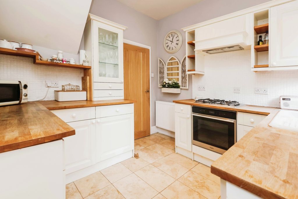 Property photo 3 of 17 Kitchen