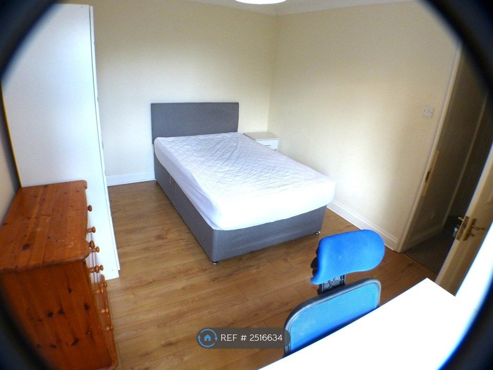 Property photo 1 of 9 Room 4