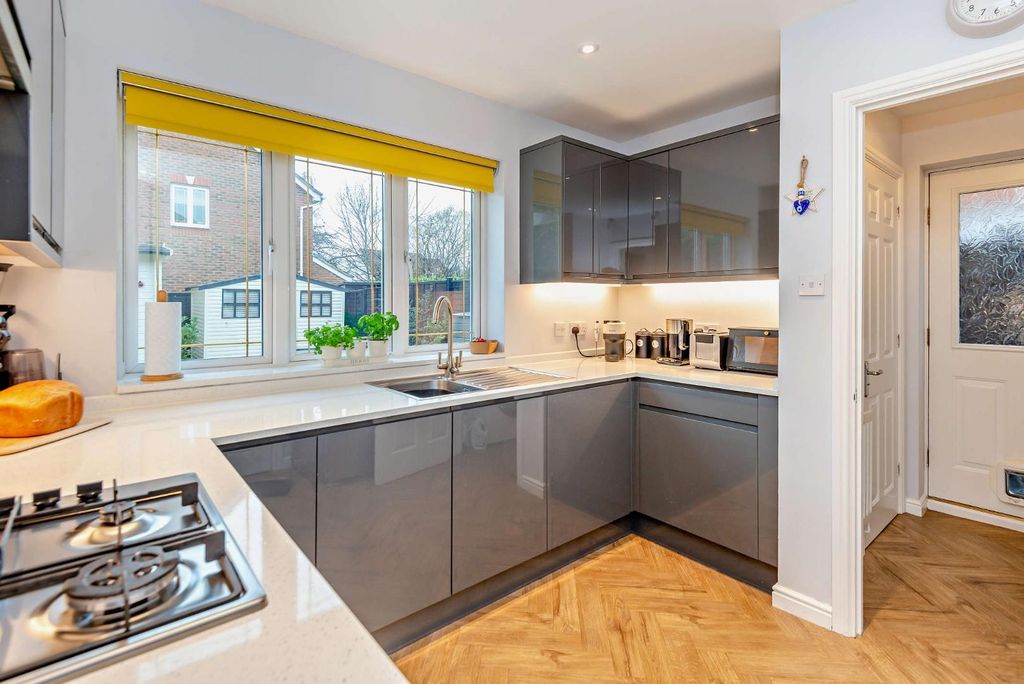 Property photo 2 of 19 8633593-Interior02-800.Jpg