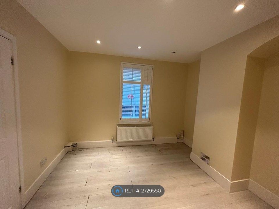 Property photo 3 of 12 Lounge