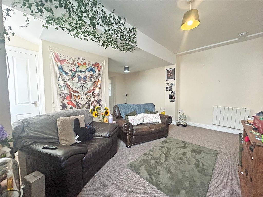 Property photo 2 of 17 Ground Floor Living Room