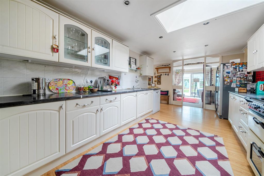 Property photo 3 of 20 Kitchen