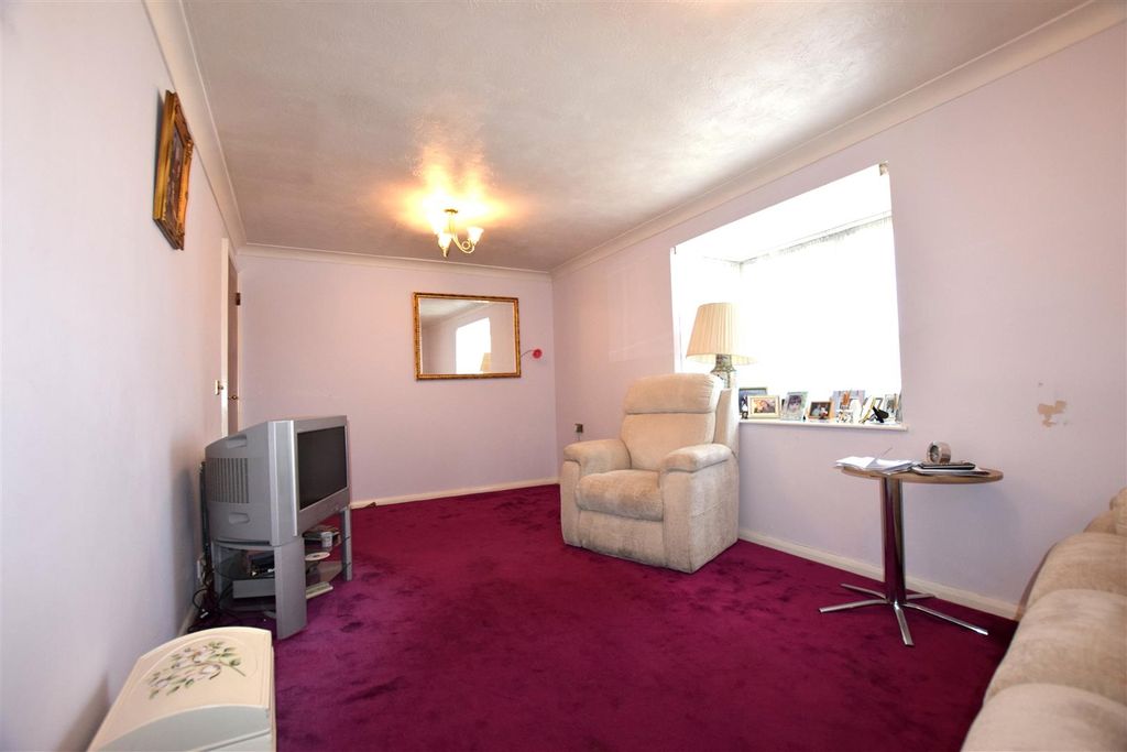 Property photo 3 of 10 Lounge: