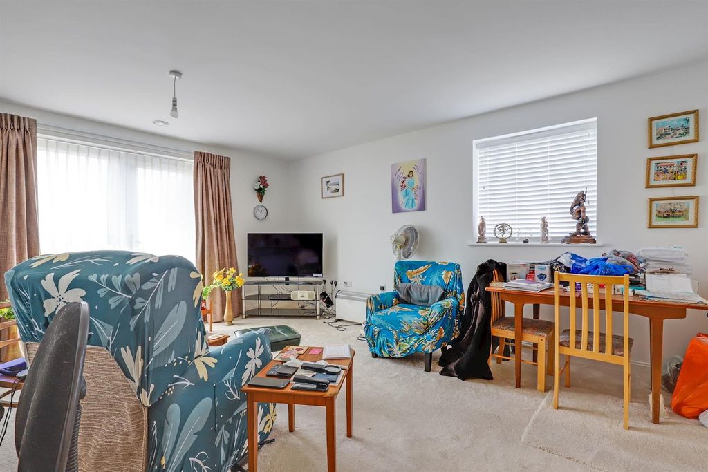 Property photo 2 of 13 13-F400Jhmcs - 19 Lewis House - 37-Medium.Jpg