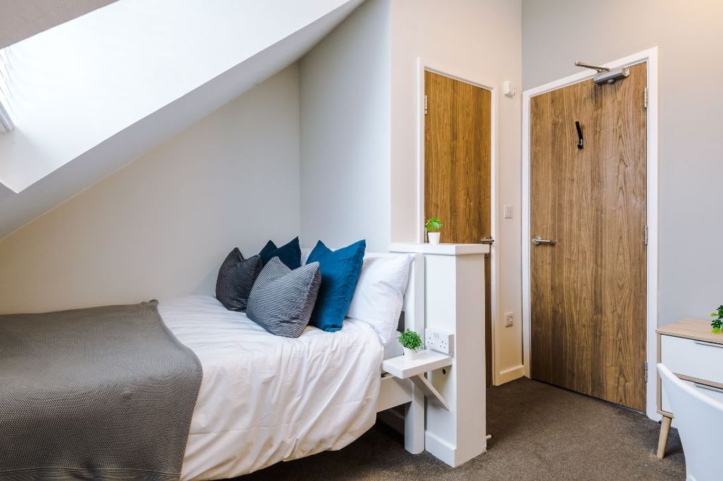 Property photo 3 of 5 Shf9 - Bedroom 1