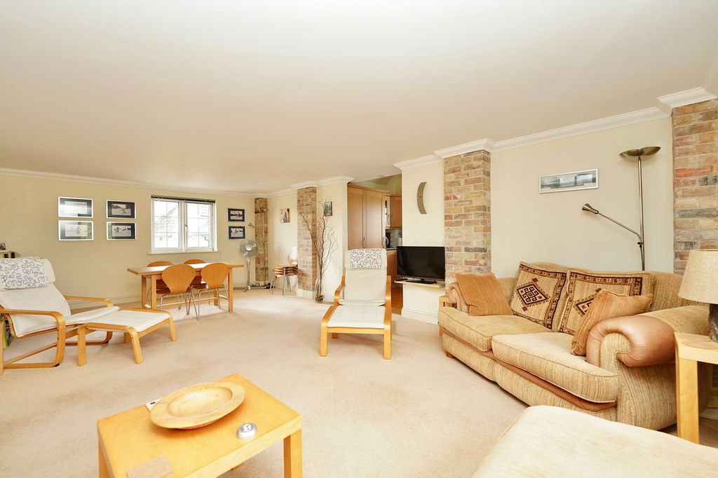 Property photo 2 of 23