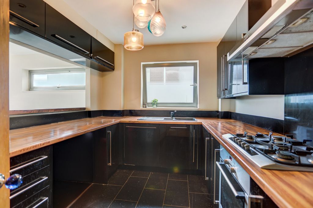 Property photo 3 of 12 Kitchen
