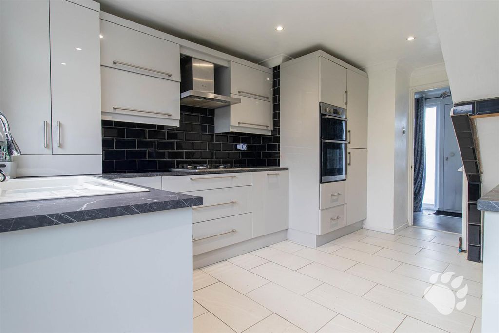 Property photo 3 of 17 Kitchen