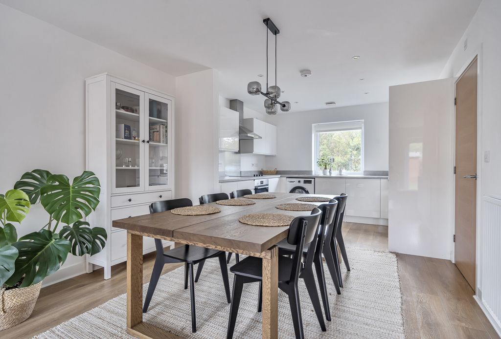 Property photo 2 of 15 1374658-10-690395...