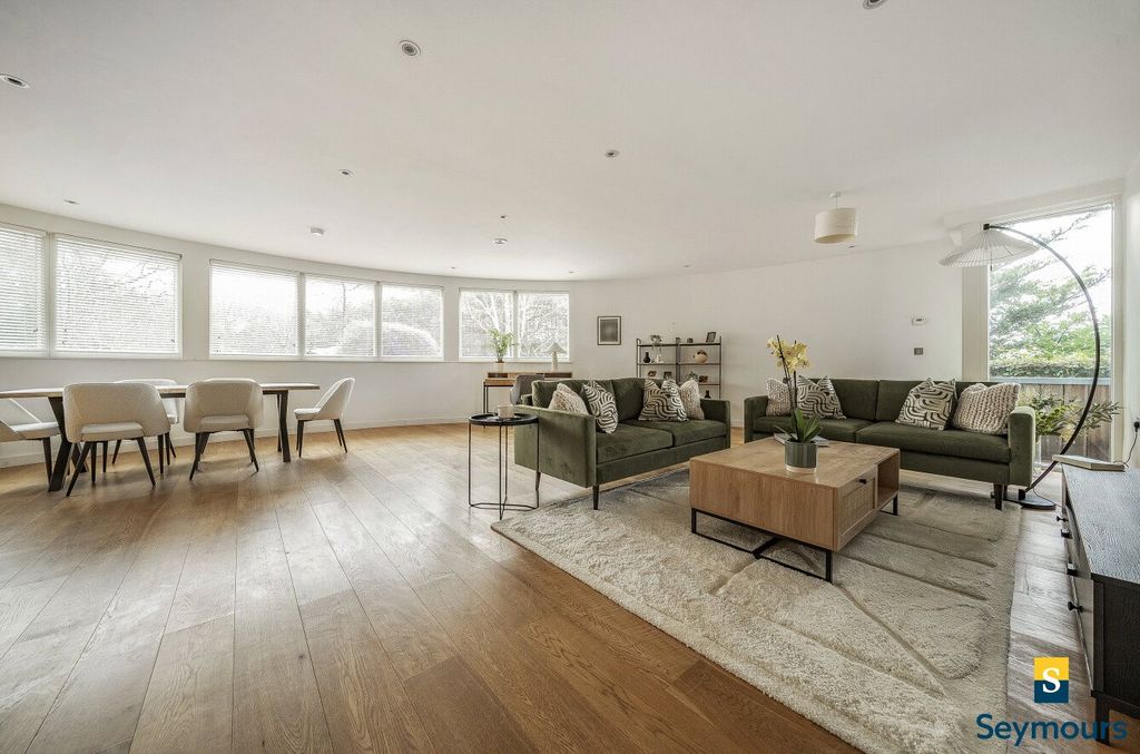 Property photo 2 of 15 Living/Dining Room