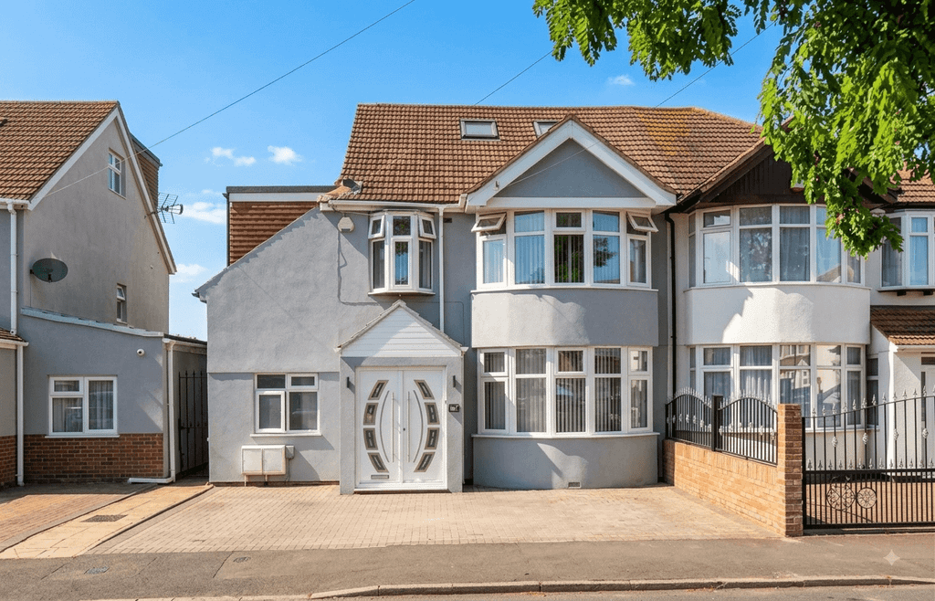 Property photo 1 of 15 7 Bed Semi-Detached House For Sale Broad Walk, Hounslow Tw5