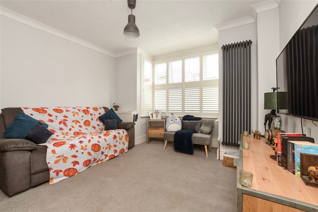 Property photo 3 of 19 Lounge