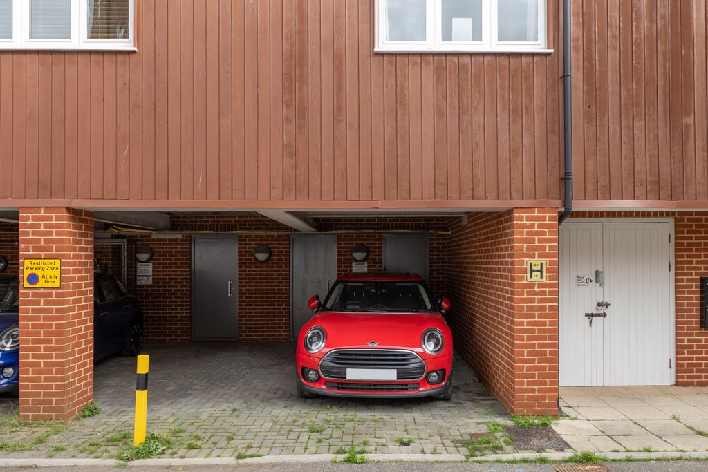 Property photo 3 of 17 Parking