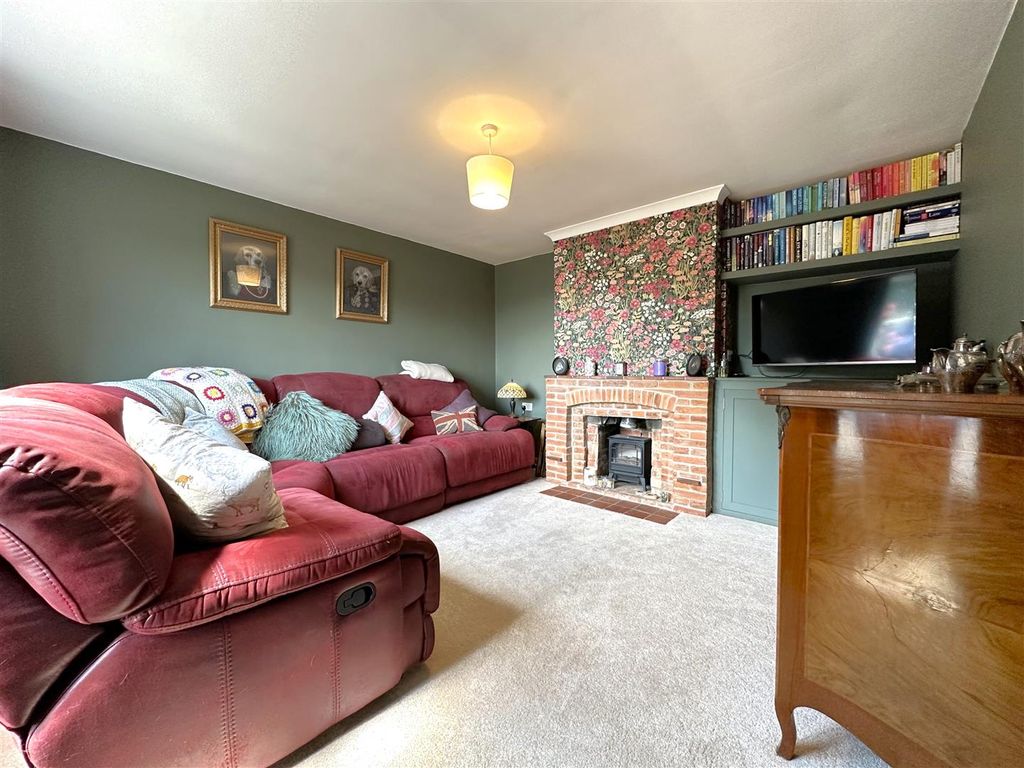 Property photo 2 of 25 Sizeable Lounge 928