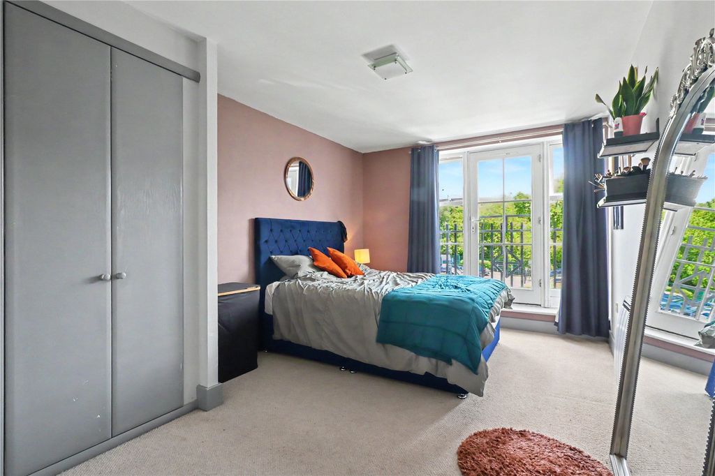 Property photo 3 of 9 Bedroom