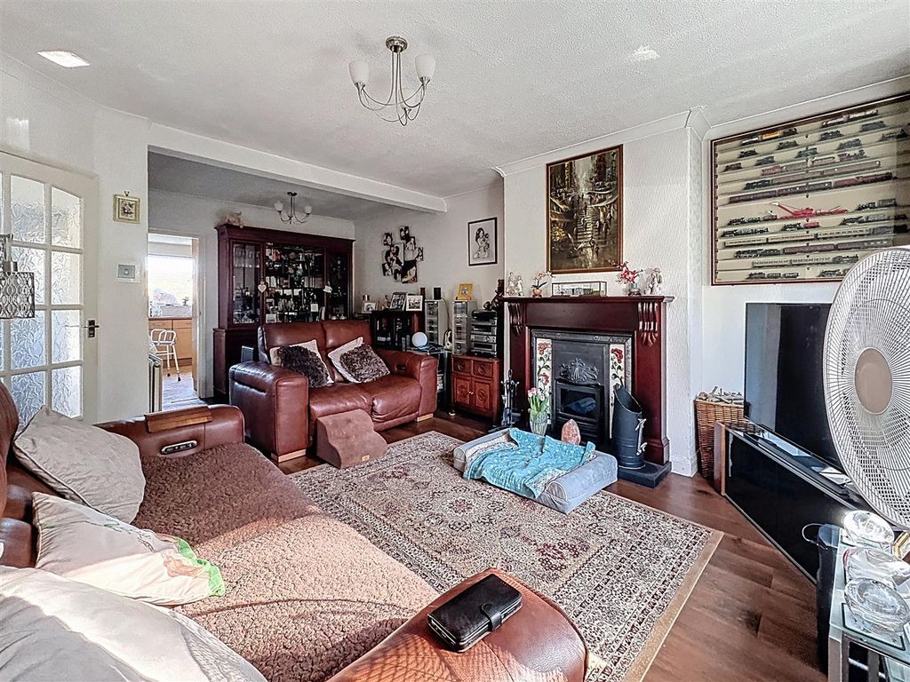 Property photo 3 of 13 Lounge