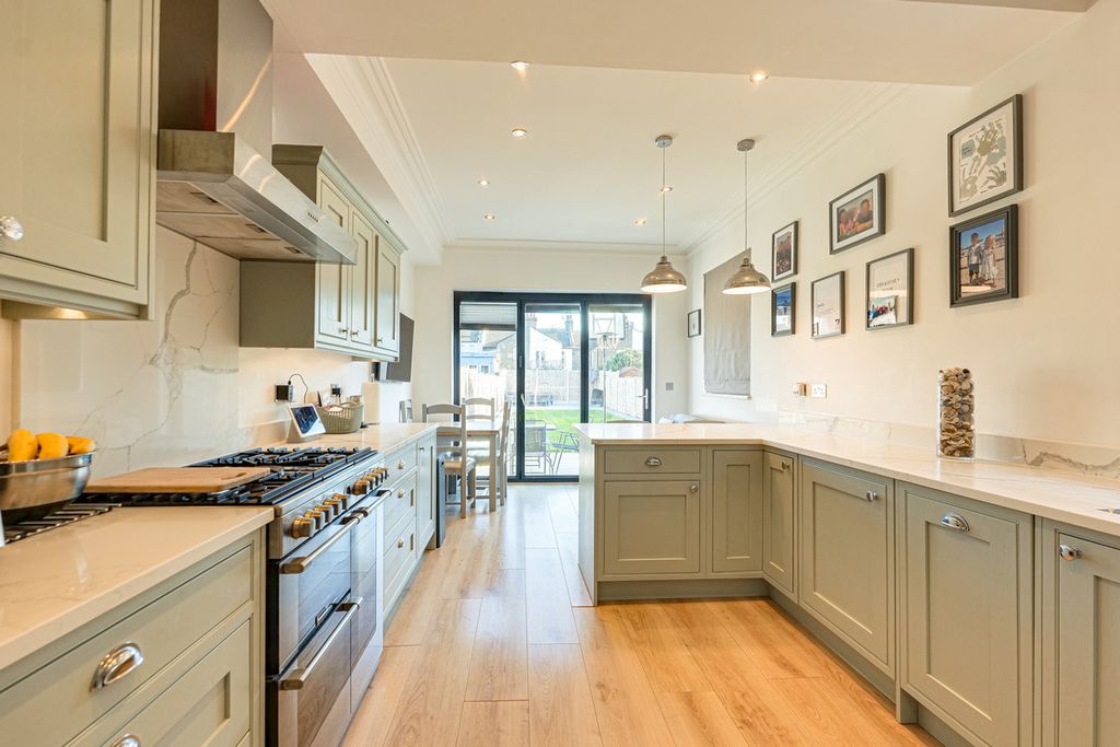 Property photo 2 of 32