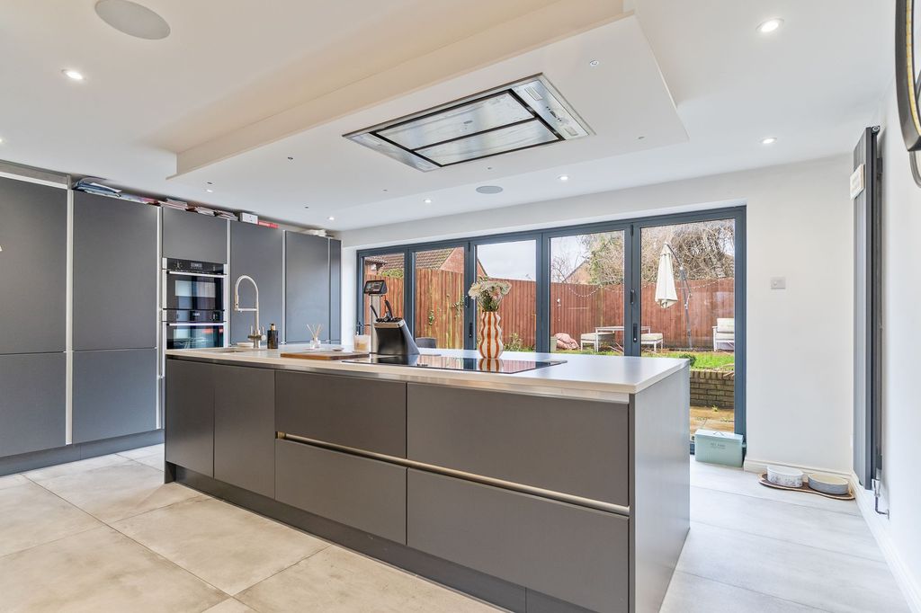 Property photo 2 of 20