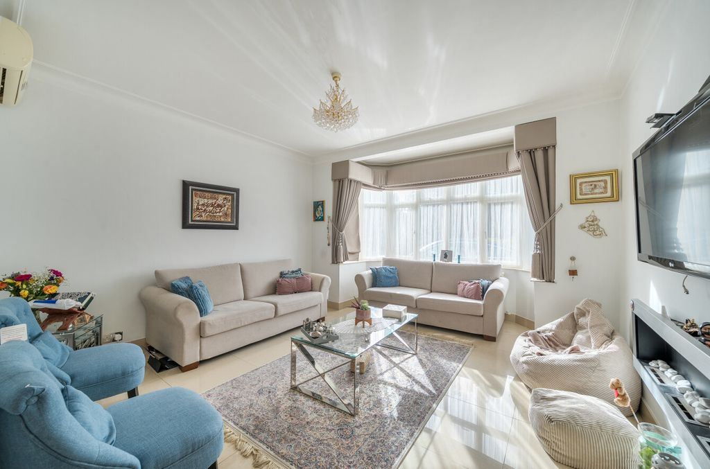 Property photo 3 of 23 1374418-16-690463...