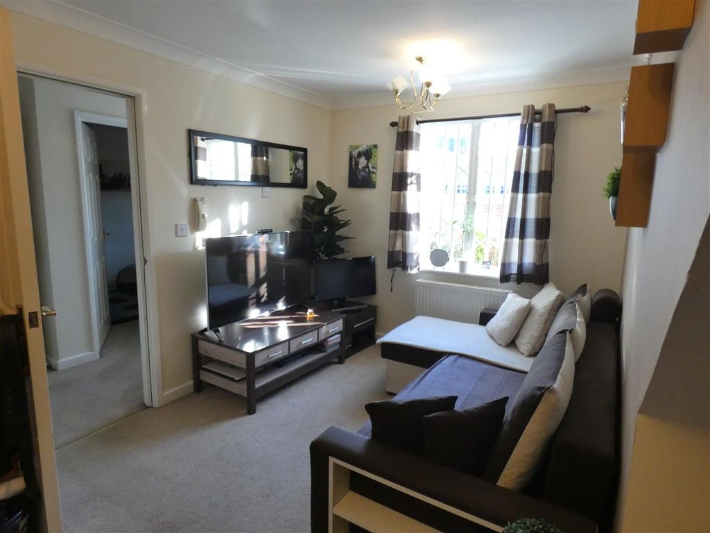 Property photo 2 of 5 Sitting Room Flat 8.Jpg