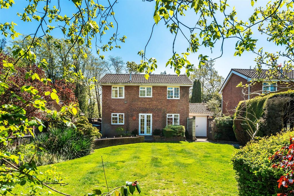 Property photo 1 of 18 16-Warwick-Gardens-4.Jpg