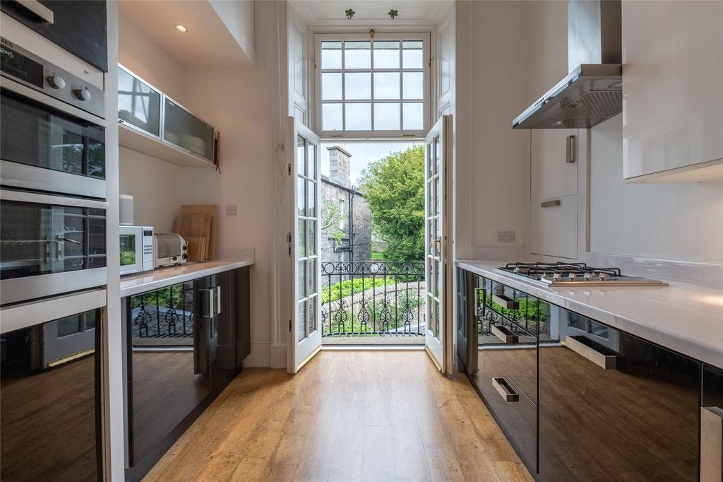 Property photo 3 of 24 Ravelston Place 0232