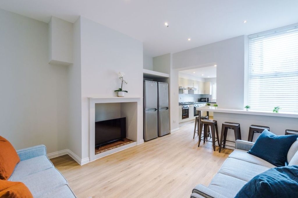 Property photo 1 of 16 14Fr - Living Area