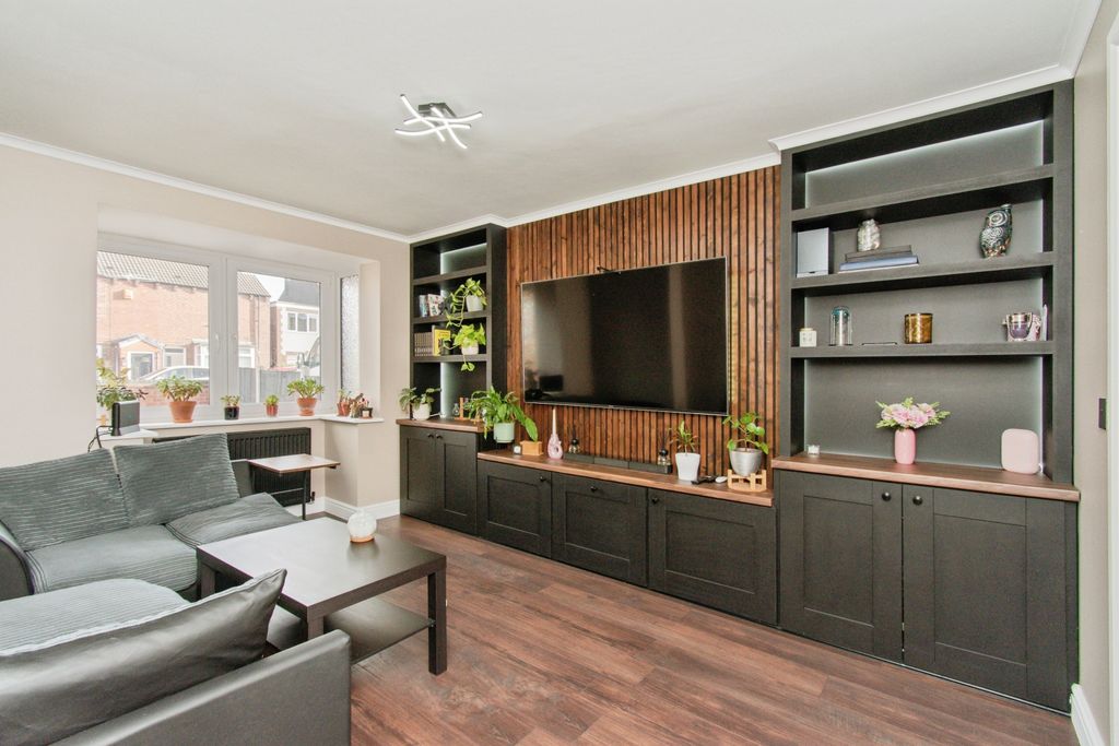 Property photo 2 of 19 Lounge