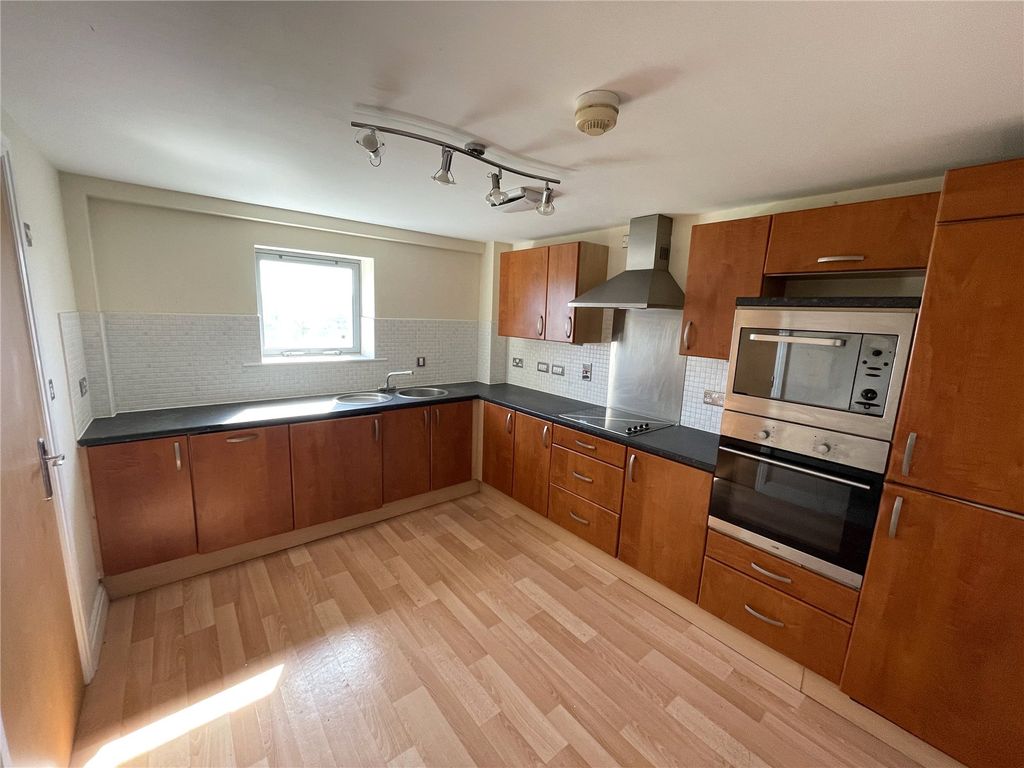 Property photo 3 of 11 Kitchen