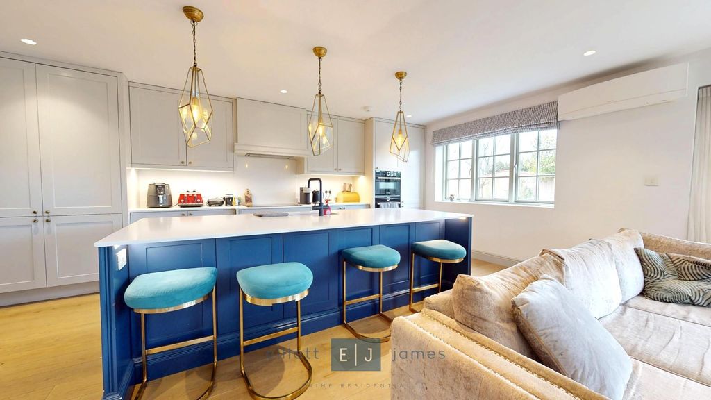 Property photo 2 of 33