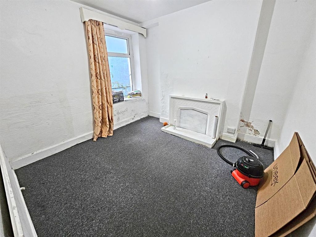 Property photo 3 of 10 Living Room