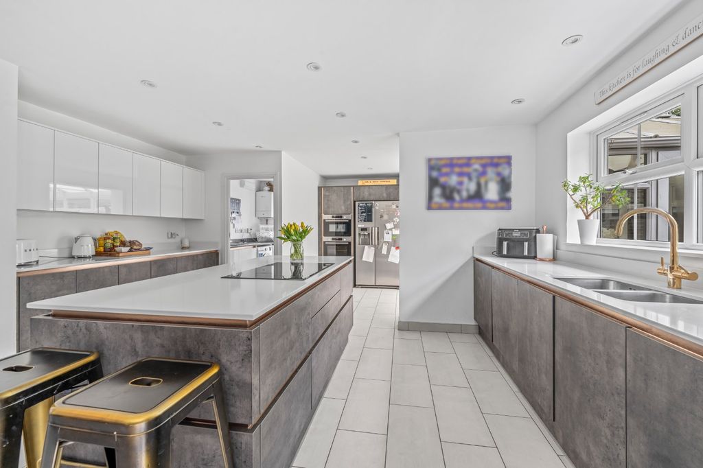 Additional image 10 of 6 bed detached house for saleRoyal Oak Drive, Crowthorne, Berkshire RG45
