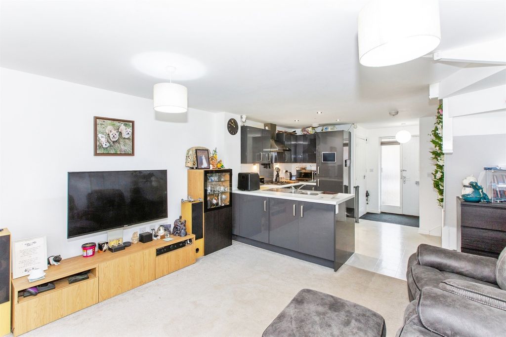 Property photo 3 of 12